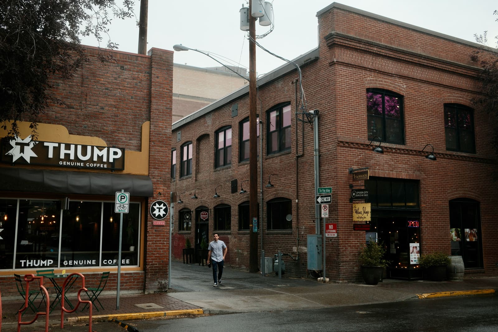 A walkable alley in downtown Bend, Oregon with shops and outdoor seating